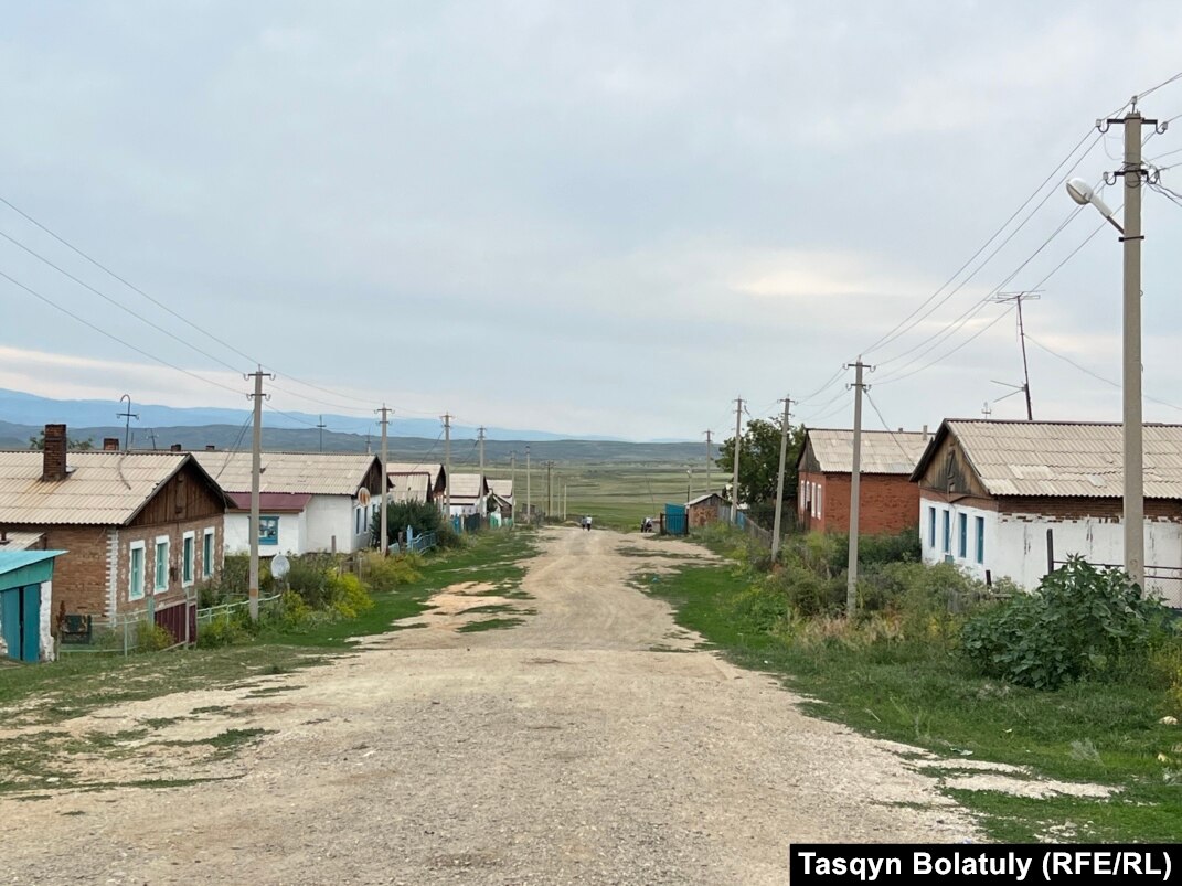 Әдемі кеуделі спортшы дәл жаттығу залында трахает алады Үстел алдында тұрып, жалаңаш бөксесін шайқайды.