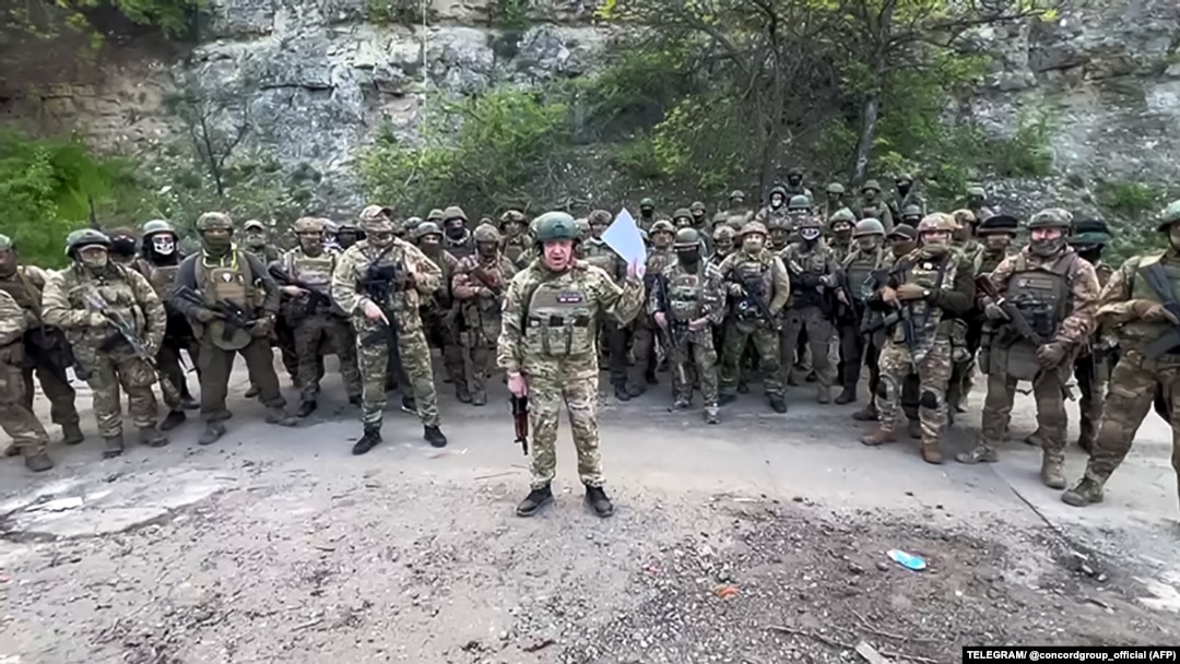 Evgheni Prigojin, liderul forţei de mercenari Wagner Group, a declarat vineri că forţele sale vor părăsi oraşul ucrainean Bahmut. 