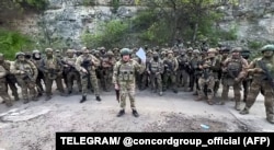 Pe 10 mai, Prigojin s-a filmat alături de mercenarii Wagner amenințând că-și retrage luptătorii din Bahmut pentru că nu le-a mai fost livrată muniție.