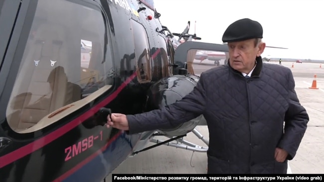 Богуслаєв показує гелікоптер Мі-2