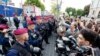Tüntetők a rendőrsorfallal szemben a budai várban, a Karmelita kolostornál 2023. május 3-án