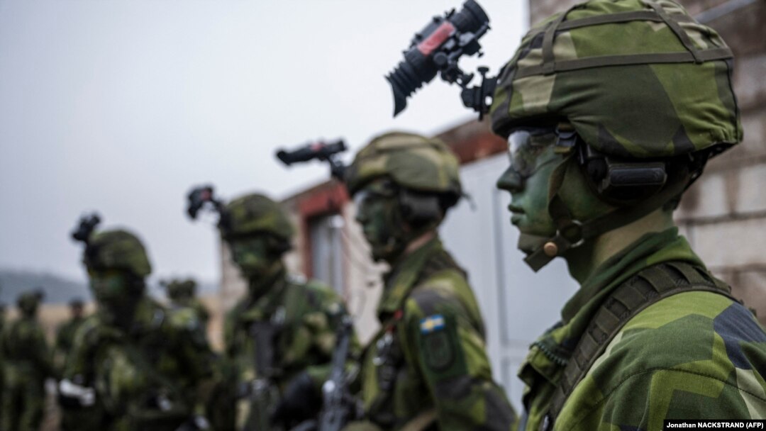 Soldați din Batalionul 13 de contrainformații al Forțelor Armate Suedeze participă la un exercițiu militar în Kungsangen, lângă Stockholm, Suedia, 27 februarie 2024.