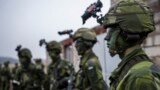 Soldați din Batalionul 13 de contrainformații al Forțelor Armate Suedeze participă la un exercițiu militar în Kungsangen, lângă Stockholm, Suedia, 27 februarie 2024.