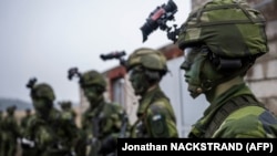 Soldați din Batalionul 13 de contrainformații al Forțelor Armate Suedeze participă la un exercițiu militar în Kungsangen, lângă Stockholm, Suedia, 27 februarie 2024.