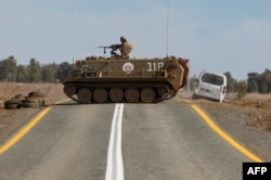 Бронирана машина M113 блокира път по време на израелско военно обучение край границата със Сирия през 2017 година 