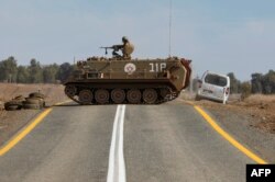 Бронирана машина M113 блокира път по време на израелско военно учение край границата със Сирия през 2017 г.