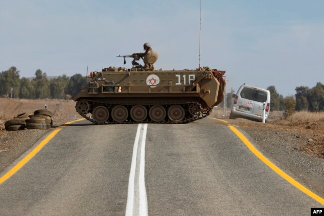 Бронирана машина M113 блокира път по време на израелско военно учение край границата със Сирия през 2017 г.