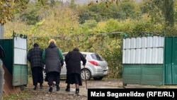 Local residents attend Tekla's funeral in Tagveti.
