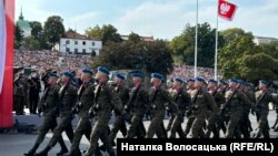 Урочистою ходою в параді пройшли понад 2 тисячі військових, в тому числі 100 солдатів союзників – США, Британії та Румунії.