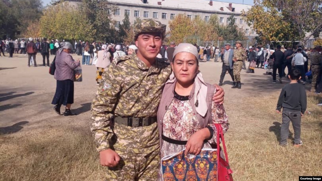 Каза болгон жоокер Руслан Эрменбаев жана апасы Нааргүл Эргешова.