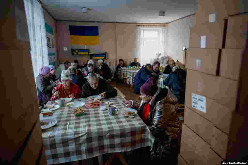 Dar și în adăposturi este frig. Persoanele strămutate se îmbracă cu haine groase în timp ce iau prânzul la cantină. &nbsp;