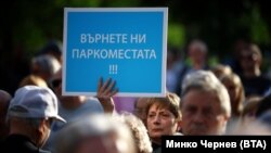 Протест на граждани срещу новата организация на движението и намаляването на местата за паркиране на бул. "Патриарх Евтимий" в София.