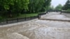 Бурный поток воды на реке Малый Салгир. Симферополь, 31 мая 2023 года 