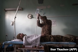 A Ukrainian military medic treats a wounded Ukrainian soldier in a stabilization unit near the front line in the Donetsk region.(file photo)