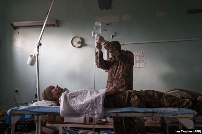 Un medico militare ucraino cura un soldato ucraino ferito in un'unità di stabilizzazione vicino alla linea del fronte nella regione di Donetsk. (foto d'archivio)