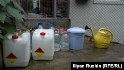  Шишета, туби, кофи, лейка, подредени в двора на Таня Маринова 