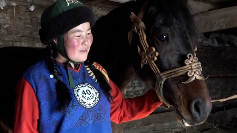 Galopirajući u rodnom jazu: Kirgistanka izaziva predrasude u sportu kojim dominiraju muškarci