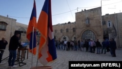 Steaguri în cartierul armenesc din Iersualim (Orașul Vechi) în decembrie 2023, la o acțiune de comemorare a genocidului armenilor în fostul Imperiu Otoman.