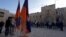 Steaguri în cartierul armenesc din Iersualim (Orașul Vechi) în decembrie 2023, la o acțiune de comemorare a genocidului armenilor în fostul Imperiu Otoman.