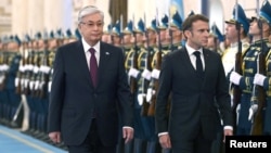 Президент Казахстана Касым-Жомарт Токаев встречает прибывшего в Астану с визитом президента Франции Эммануэля Макрона. 1 ноября 2023 года