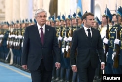 Президент Казахстана Касым-Жомарт Токаев (слева) принимает прибывшего с визитом в Астану президента Франции Эммануэля Макрона. 1 ноября 2023 года.