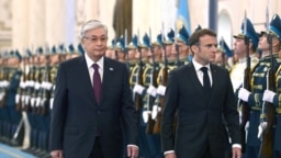 Qazaqstan prezidenti Qasım-Jomart Toqaev Astanağa kelgen Franciya prezidenti Emmanueel' Makrondı Aqordada sän-saltanatpen kütip aldı.