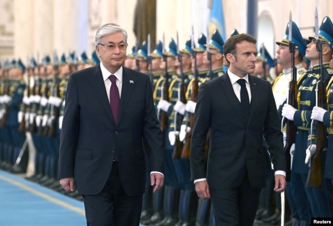 Il presidente kazako Qasym-Zhomart Toqaev (a sinistra) e il presidente francese Emmanuel Macron prendono parte a una cerimonia di benvenuto prima dei colloqui ad Astana il 1° novembre.