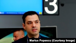 Marius Popescu a fost purtător de cuvânt TAROM. După plecarea de la companie a absolvit o școală de pilotaj.