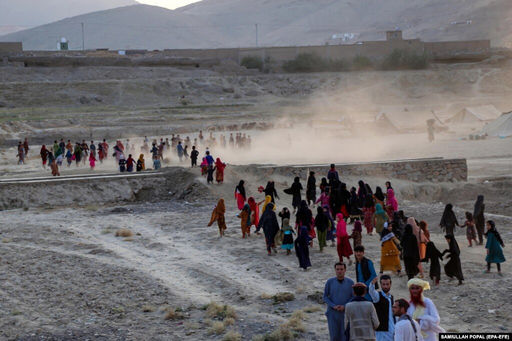 I bambini afghani lasciano la classe.  L'UNICEF stima che 3,7 milioni di bambini in Afghanistan non frequentino la scuola e il 60% di loro sono ragazze.