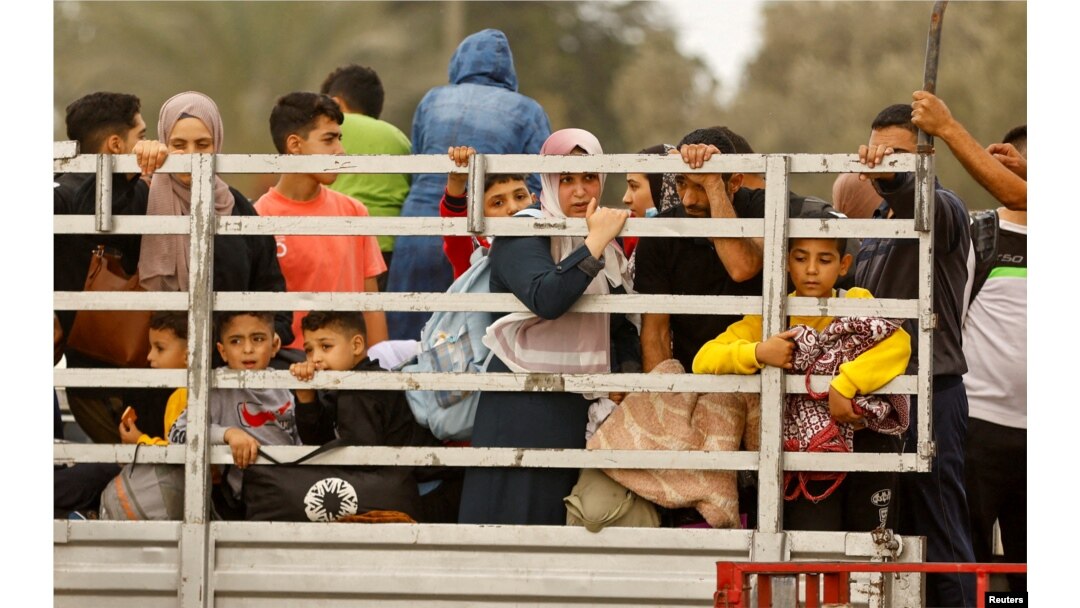 Palestinieni se îndreaptă către sudul Fâșiei Gaza, duminică, 12 noiembrie 2023.