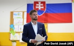 Лідер партії «Прогресивна Словаччина», віцепрезидент Європарламенту Міхал Шимечка під час голосування на парламентських виборах. Братислава, 30 вересня 2023 року
