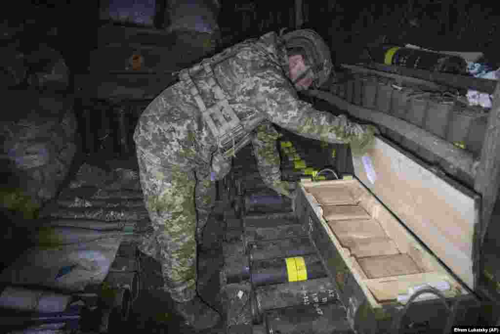 Украинский военнослужащий осматривает боеприпасы в окопе. Украинские войска вынужденно отступили от города Авдеевки в прошлом месяце. Захват Авдеевки стал самым значительным территориальным приобретением Москвы после установления контроля над Бахмутом в мае прошлого года