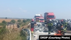  Primele date au arătat că şoferul autotrenului a pătruns pe contrasens şi a izbit mai multe autoturisme. În urma impactului extrem de violent, persoana care era într-o maşină înmatriculată în Ungaria şi care avea număr de Corp Diplomatic a murit.