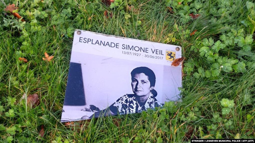 Разрушенный мемориал памяти пережившей Холокост французского политика Симоны Вейль, Лесневен, 21 ноября 2023 года 
