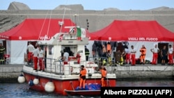 Ronioci stižu u luku Porticello u blizini Palerma, kako bi nastavili sa pretragom mjesta nesreće, 21. avgusta 2024.