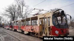 Поврежденный трамвай в Мариуполе