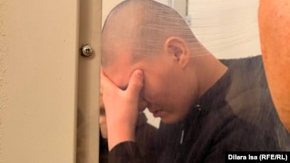 Қыз өзінің жалаңаш екенін байқамай қалды.