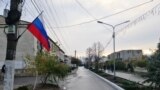 Сегодня на центральных улицах Белогорска развешаны российские флаги