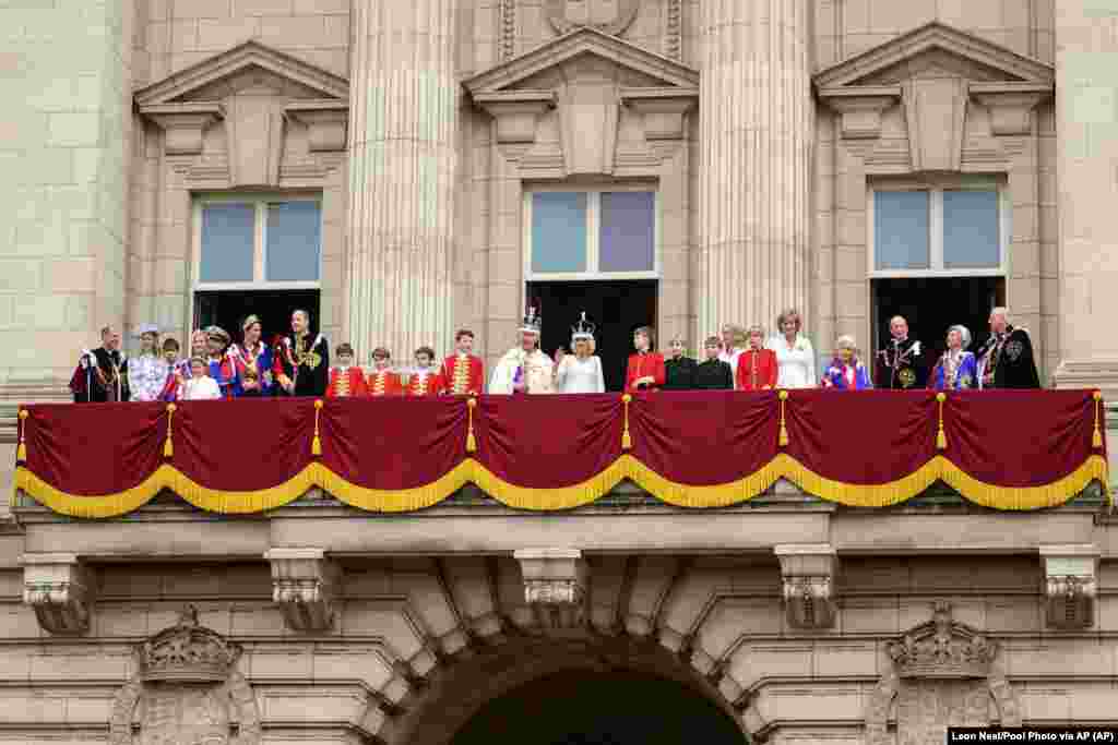 Kraljevska porodica na kraju ceremonije pozdravlja pristalice sa balkona Bakingemske palate