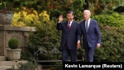 Presidenti amerikan, Joe Biden (djathtas), duke ecur bashkë me udhëheqësin kinez, Xi Jinping, në Kaliforni, SHBA, më 15 nëntor 2023.