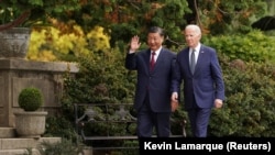 Președintele SUA Joe Biden se plimbă cu președintele chinez Xi Jinping, în marginea summitului Cooperării Economice Asia-Pacific (APEC), în Woodside, California, SUA, 15 noiembrie 2023.