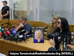 На цьому судовому засіданні дружину, доньку Ірини Фаріон Софію ще підтримує її чоловік, військовослужбовець Василь Особа