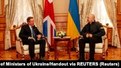 Прем’єр-міністр України Денис Шмигаль і керівник МЗС Великої Британії Дейвід Кемерон (ліворуч). Київ, 16 листопада 2023 року 