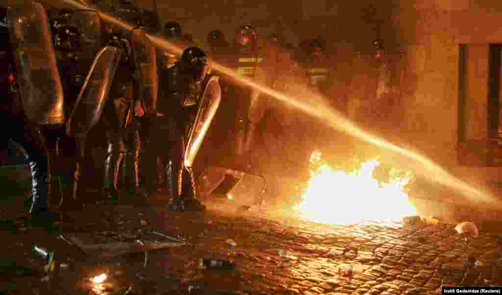 Полицията използва водно оръдие, за да потуши пожар, докато хора протестират срещу закона за &bdquo;чуждестранните агенти&ldquo; в Тбилиси.&nbsp; &nbsp;