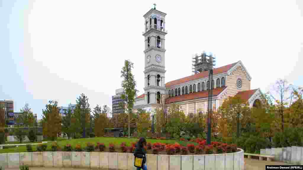 Parku para Fakultetit të Filologjisë, pranë Katedrales &quot;Shën Tereza&quot; në Prishtinë.