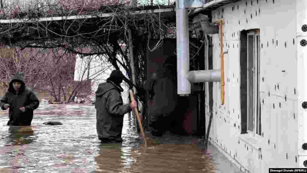 Талые воды подтапливают жилые дома в Актюбинской области. В регионе резко потеплело около недели назад, снег начал таять. Репортер Азаттыка в Актобе съездила в Кобдинский район, который страдает от паводков&nbsp;