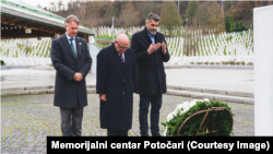 Specijalni izaslanik britanskog premijera za Zapadni Balkan Stuart Peach (u sredini) odaje počast ubijenim žrtvama srebreničkog genocida, Potočari, 27.novembar 2023. 