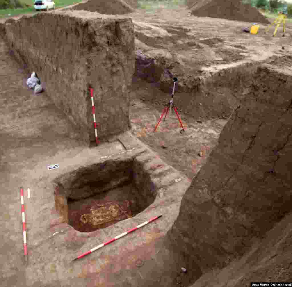 A tumulus grave where archaeologists discovered human remains. The burial also contained jewelry made of stone and bone, as well as clay utensils.