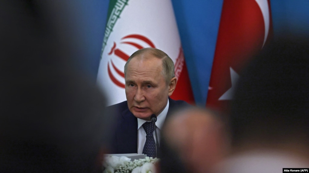 Владимир Путин на фоне флага Исламской республики Иран