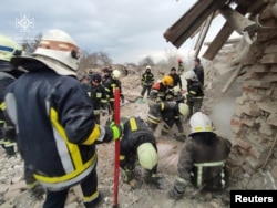 Рятувальники на місці знищеного ракетним ударом будинку, Львівська область, 9 березня 2023 року